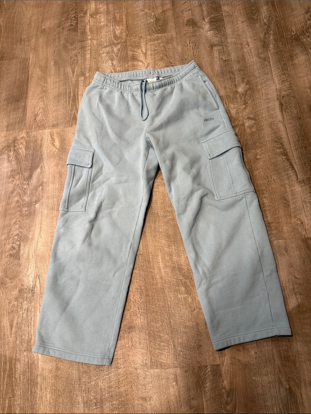 Aritzia Women’s Light Blue Cargo Mega-Fit Sweatpants, in excellent condition.